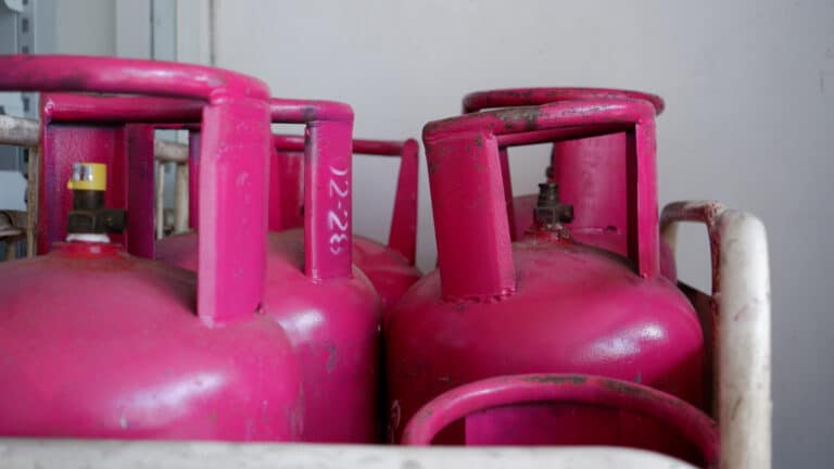 Из России в Казахстан тайно завезли тысячи баллонов веселящего газа