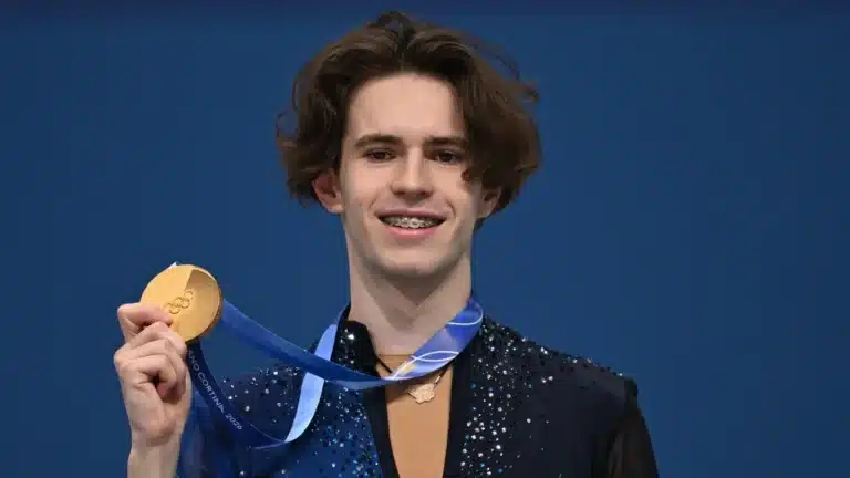 Держи ключи! Фигуристу Михаилу Шайдорову подарили квартиру