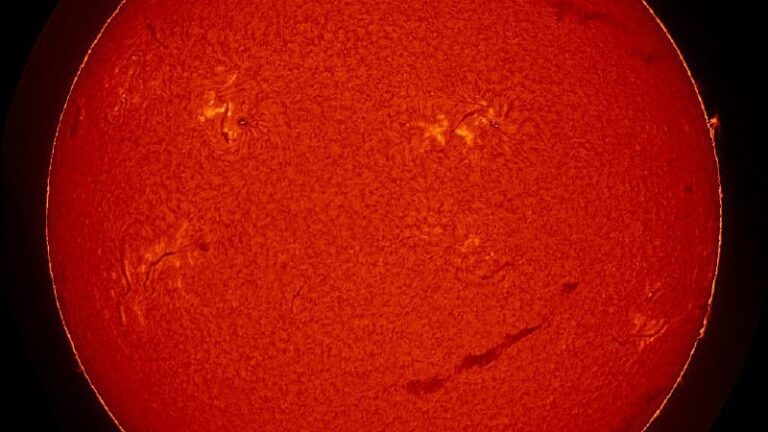 Күн бетінде көздері Жерден он есе үлкен алып «смайлик» пайда болды