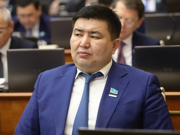 Руководитель фракции Amanat получил должность в администрации президента