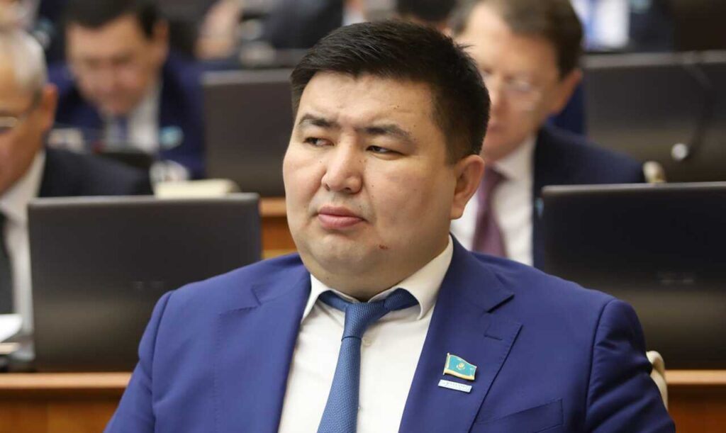 Руководитель фракции Amanat получил должность в администрации президента