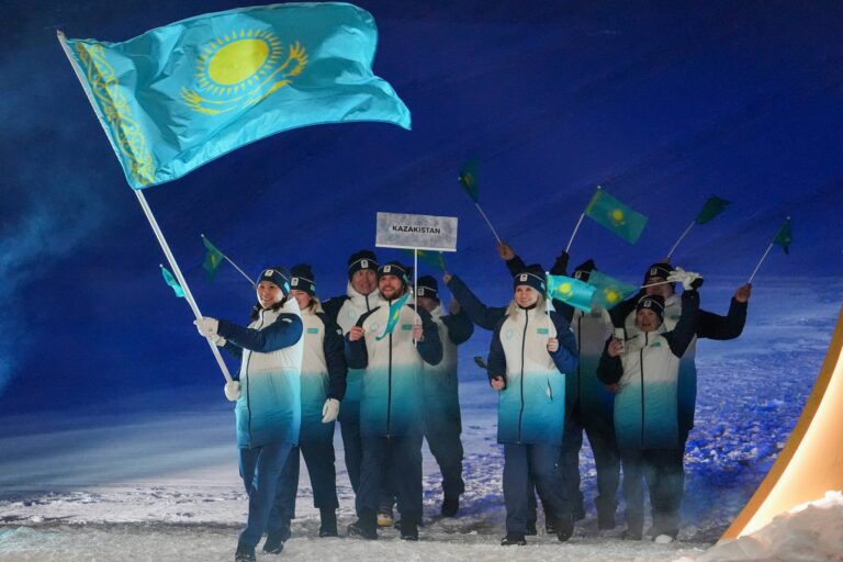 Қысқы Олипиаданың ашылуында Қазақстан туын кім алып шықты