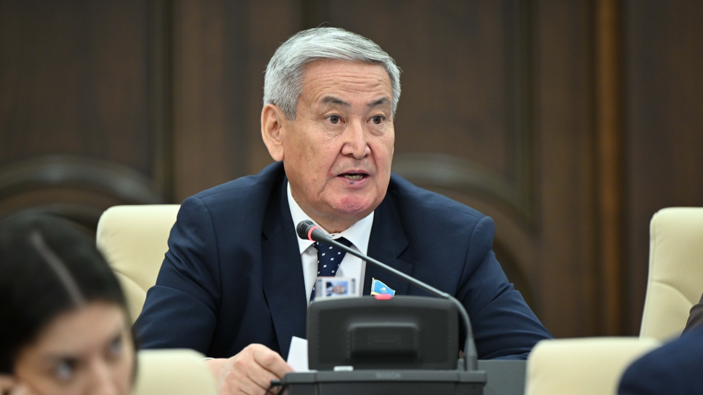 Депутат попросил построить новую короткую дороги из Астаны в Жезказган