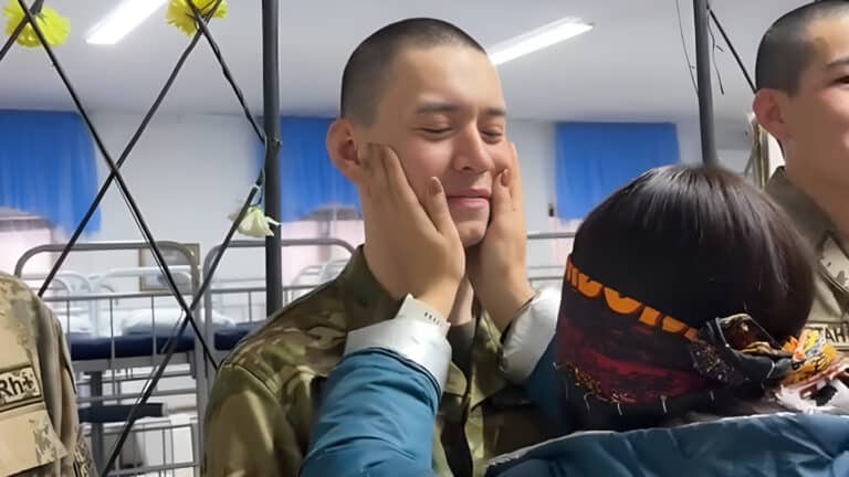 Мать узнала своего сына-солдата с повязкой на глазах