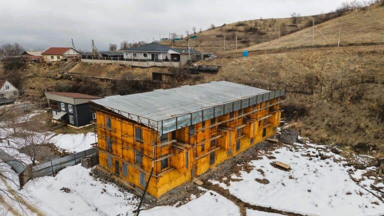 Алматы: тауда заңсыз салынған үш қабатты үй бұзылып жатыр