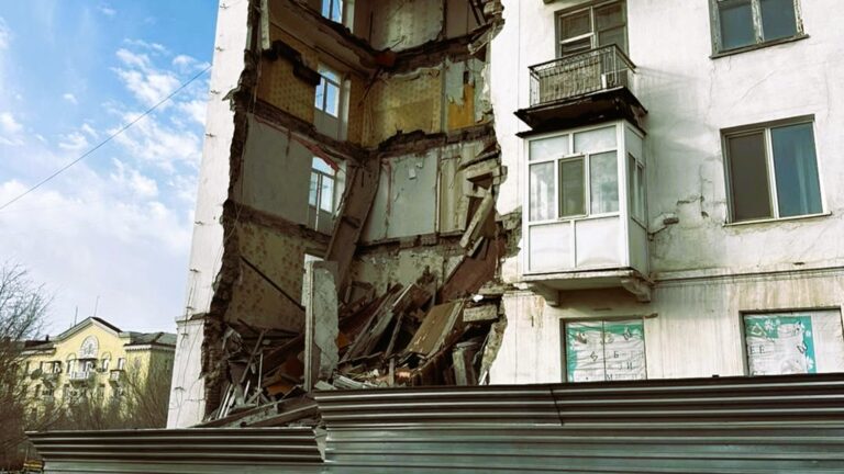 Балқашта бес қабатты үйдің бір қанаты опырылып түсті