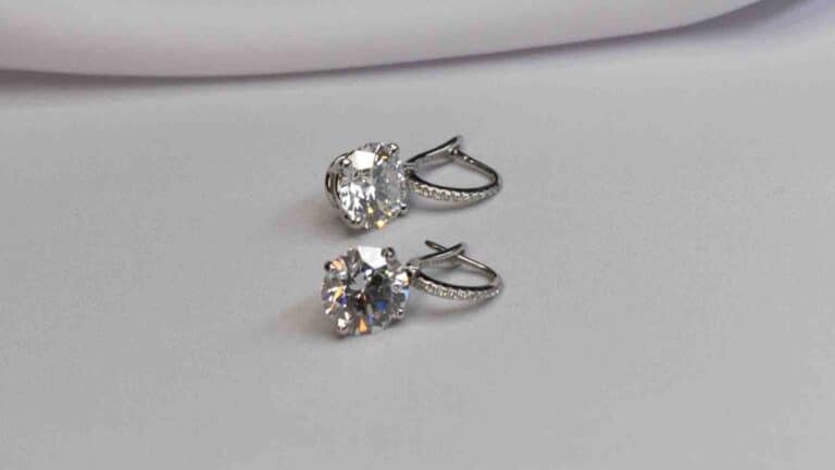 158 млн теңгенің DE BEERS гауһар сырғасы тағы аукционда сатылады