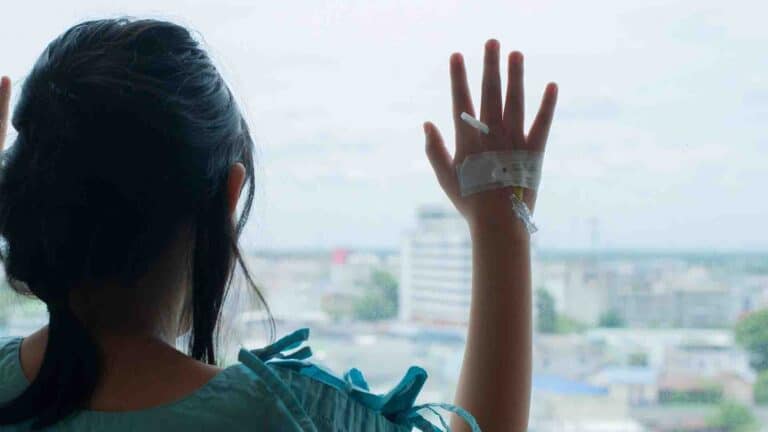 Таразда әйел екі баласын бесінші қабаттың терезесінен лақтырып жіберді