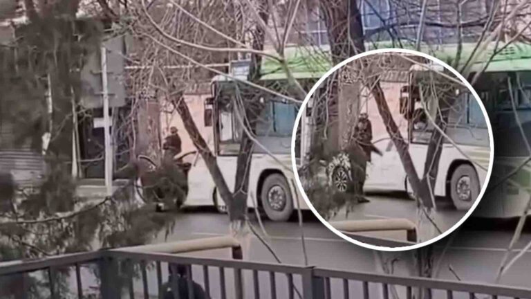 Шымкентте жеңіл көлікті қасақана қаққан автобус жүргізушісі жұмыстан шығарылды