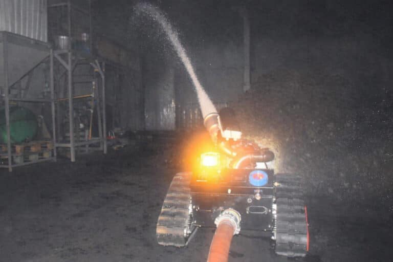 Спасатели потушили крупный пожар на заводе с помощью робота в Петропавловске