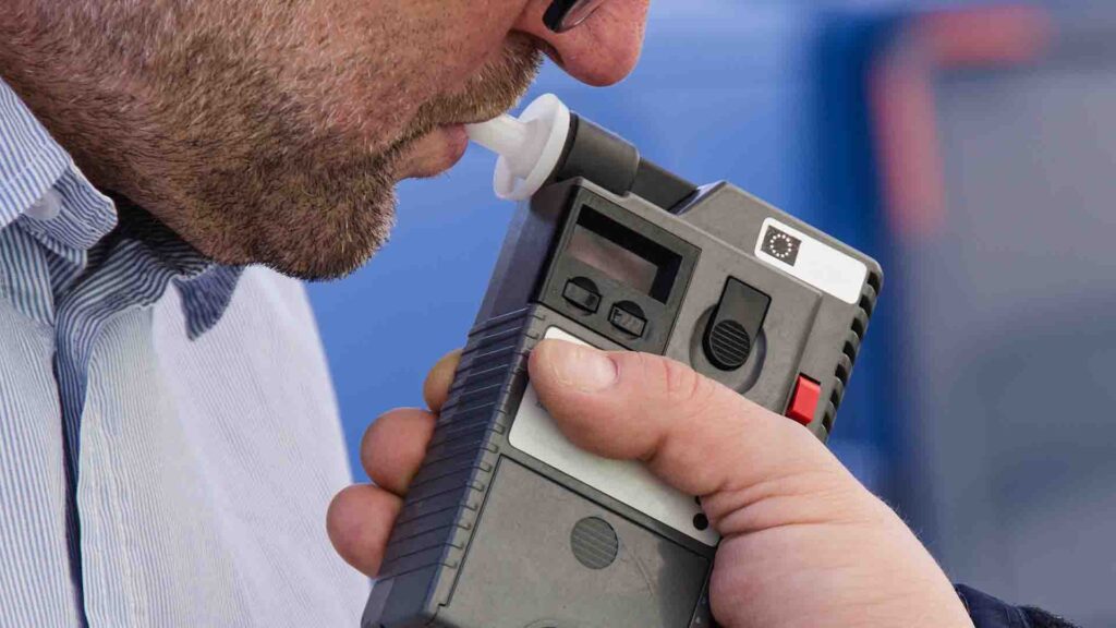 Қазақстанда қызметкерлерді алкогольге тікелей жұмыс орнында тексереді