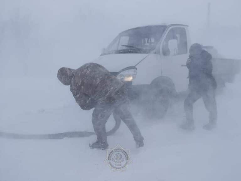 В Акмолинской области спасатели вытащили из сугробов авто с китайцами