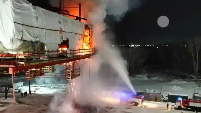 Павлодар облысында миллард теңгеге салынып жатқан көпір отқа оранды