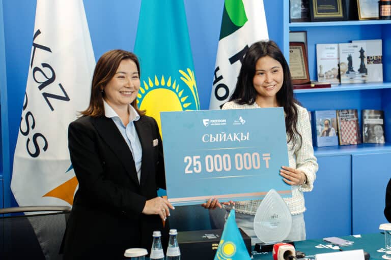 Трехкратную чемпионку мира Бибисару Асаубаеву наградили премией в 25 млн тенге