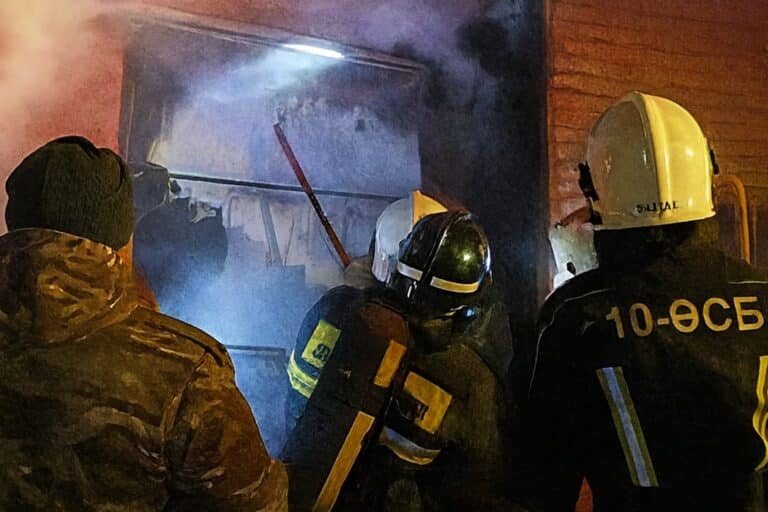 В Астане потушили горящую СТО