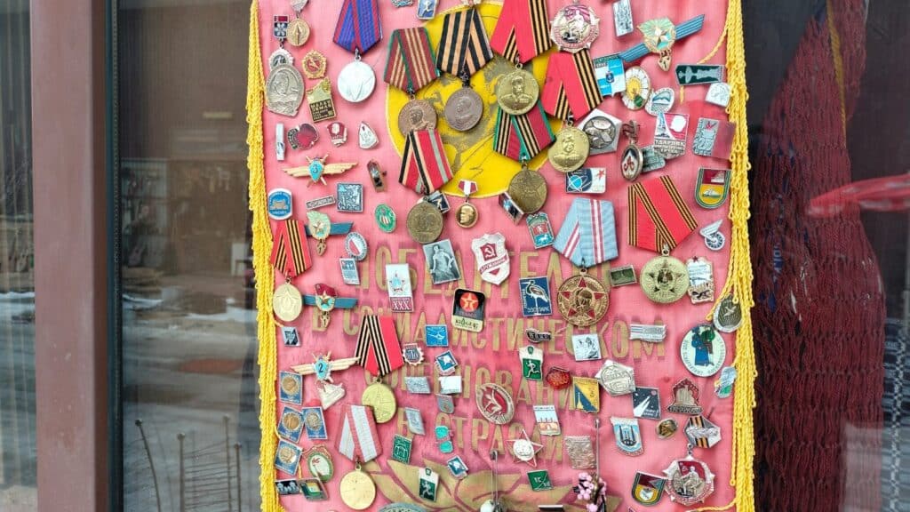 Кеңестік төсбелгілер / фото: Шадияр Өстемір