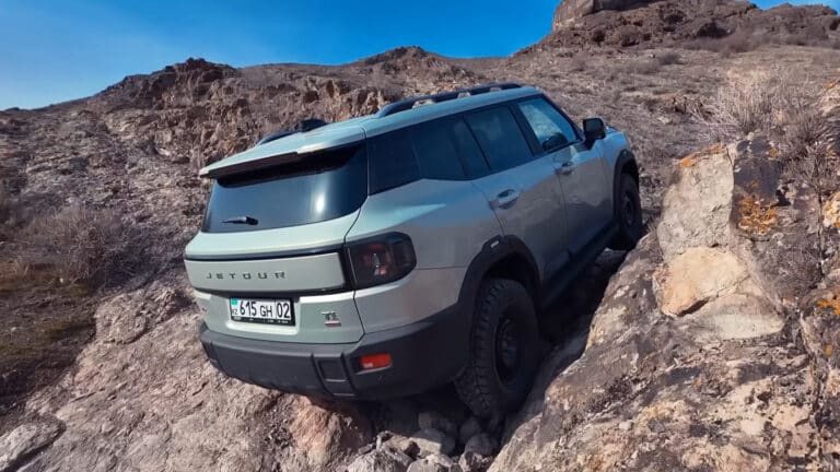 Jetour T1 протестировали на сложном бездорожье близ Алматы