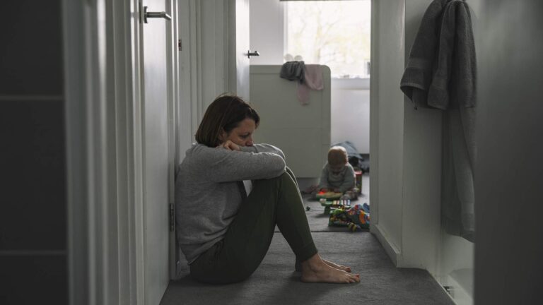 Балаларын терезеден лақтырған ана ауыр депрессиямен ауырған