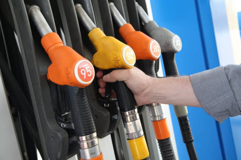 Жанармай бекетінде үстіне бензин құйылып кеткен жүкті әйел сотта жеңіп шықты