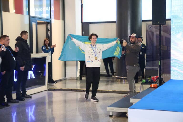 Михаил Шайдоровты жүздеген адам әуежайда күтіп алды (видео)