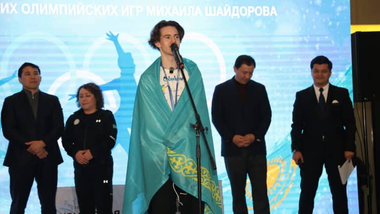 Михаил Шайдоровты жүздеген адам әуежайда күтіп алды (видео)