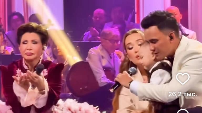 «Күнде-күнде той болсын»: Роза Рымбаеваның немересі сахнада бата берді