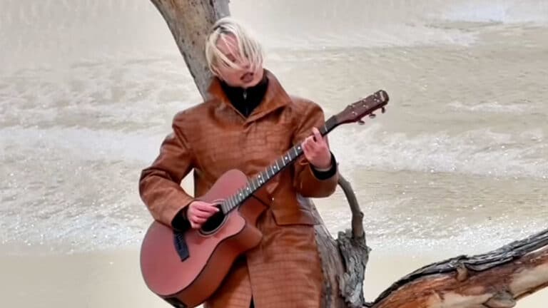 Ресейлік әнші қазақша сөздер жаттап, Маңғыстауда бейнебаян түсіріп жатыр