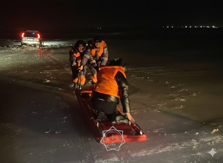 ЧП на Капшагае: спасатели вызволили двух женщин из провалившегося под лед авто