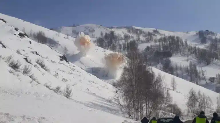 Тауда қар көшкіні қаупі күшейді – ТЖМ азаматтарды уақытша бармауға шақырды