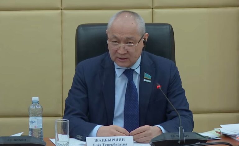 «Екіге оқитын оқушы сияқтысыз»: Жаңбыршин мұнай компаниясы басшыларын «сойып салды»