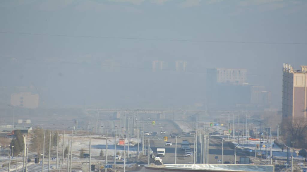 «Бәріне жел кінәлі»: министр түтінге тұншыққан Өскемен жайлы