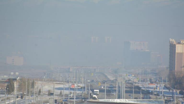 «Бәріне жел кінәлі»: министр түтінге тұншыққан Өскемен жайлы