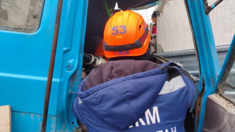 В Алматинской области водителя зажало в грузовике после столкновения с домом