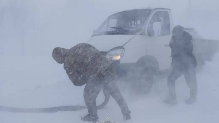 Казахстанские спасатели за неделю вызволили из снежного плена 96 человек