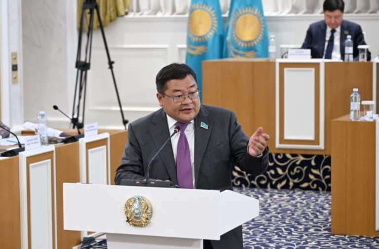 Айдос Сарым Конституция жобасына ой қосқандарға алғыс хат беруді ұсынды