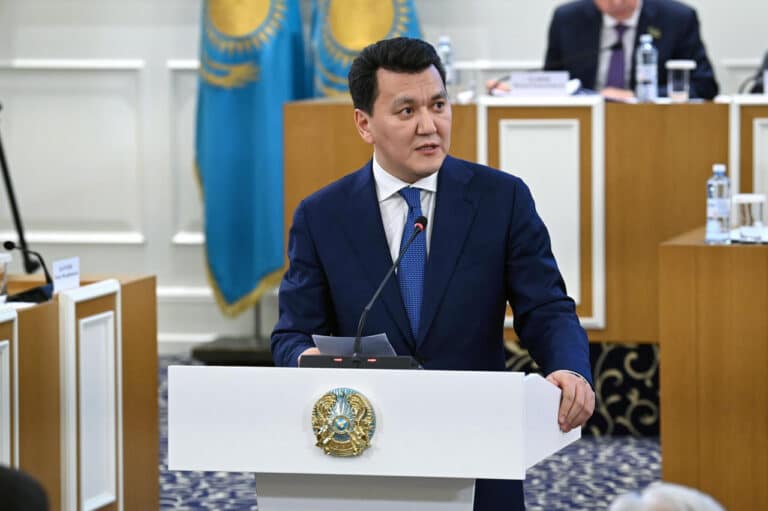 «Бір ғана мемлекеттік тіл бар»: Қарин Ата заң жобасындағы қазақ тілі мәртебесі туралы