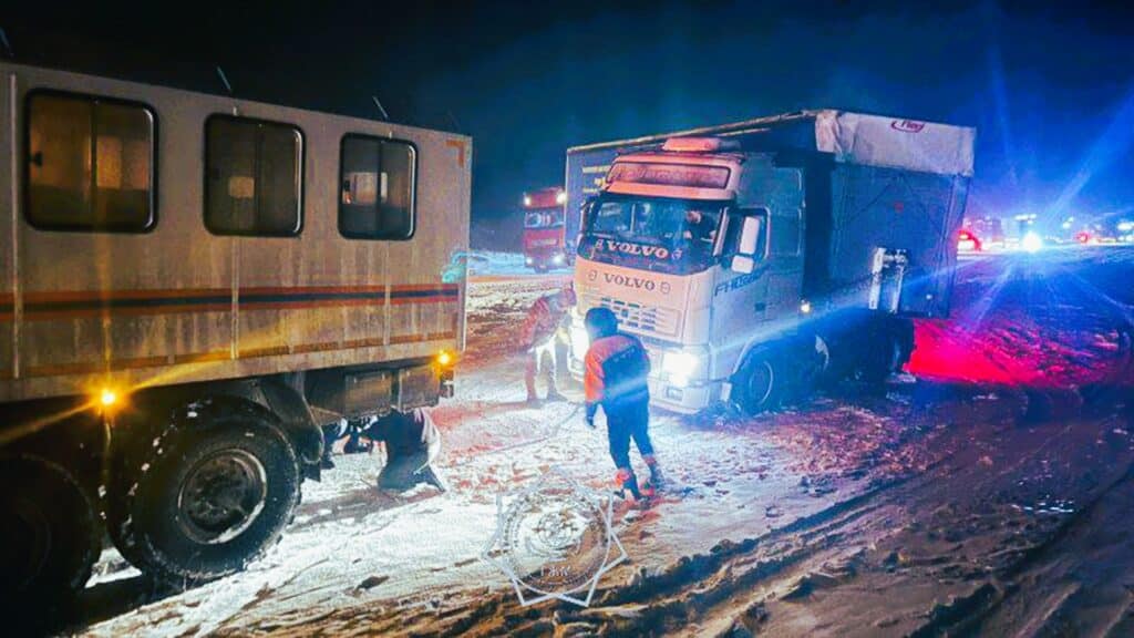 Қордай асуында 80 автокөлік қар құрсауында қалып қойды