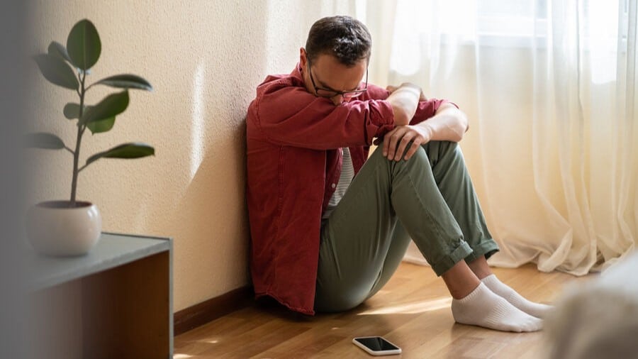 Жәбірленушіні бопсалау үшін зорлығын телефонға түсірген / фото: Shutterstock