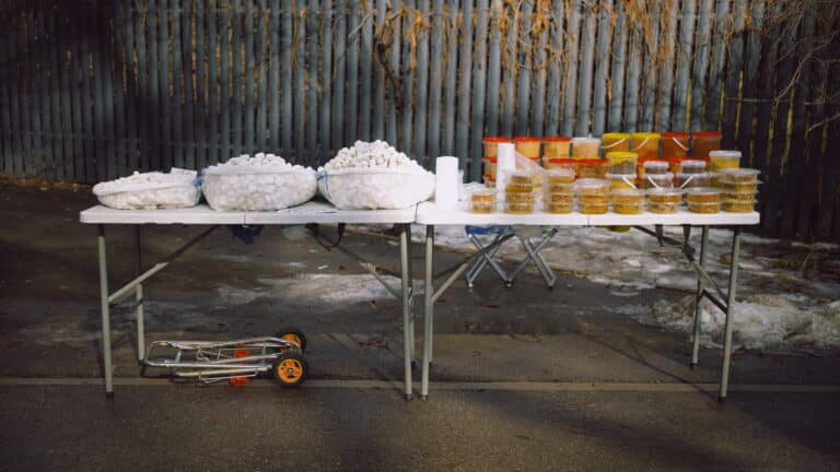 В Алматы заметили пример торговли куртом, которая держится на доверии