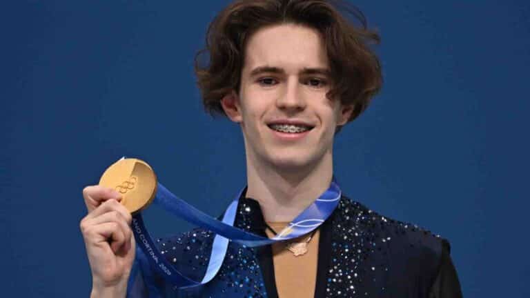 Чемпион Шайдоров тағып жүрген алтын алқаны қай миллионер сыйлады