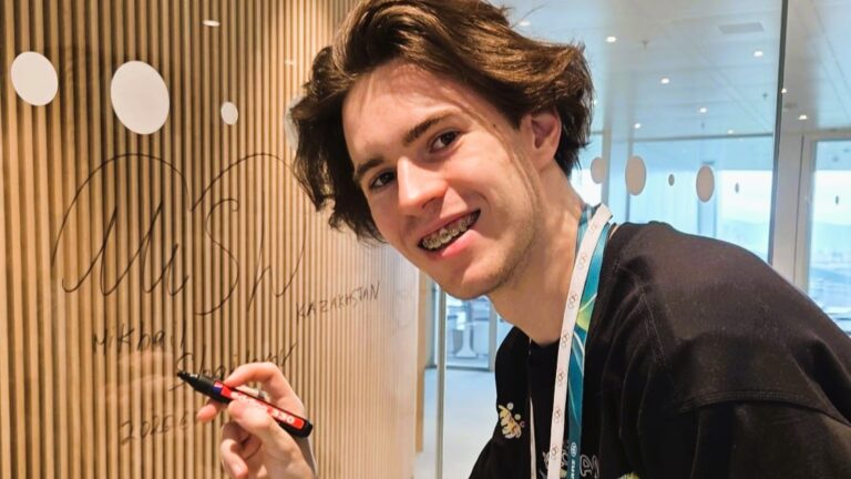 Михаил Шайдоровты ондаған адам әуежайда күтіп алды (видео)