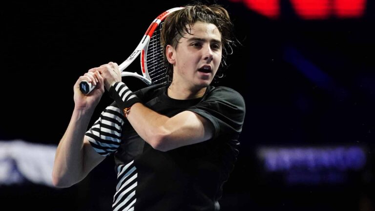 Шевченко в трех сетах уступил россиянину на теннисном турнире в Дубаи