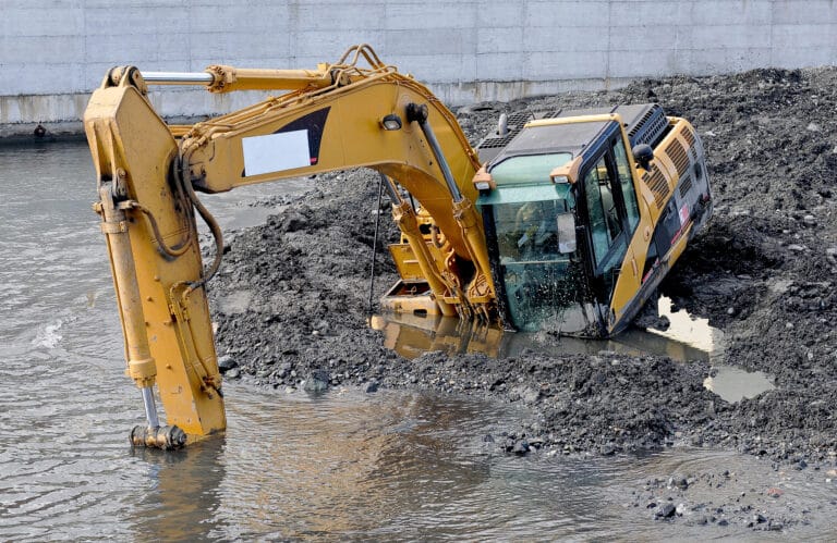 Рабочий утонул вместе с экскаватором в карьере в Акмолинской области