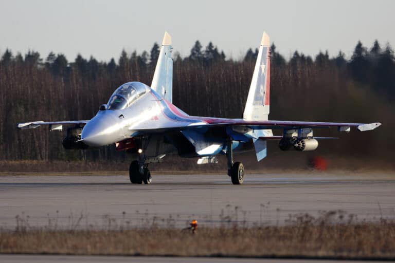 В Атырау совершил экстренную посадку российский истребитель