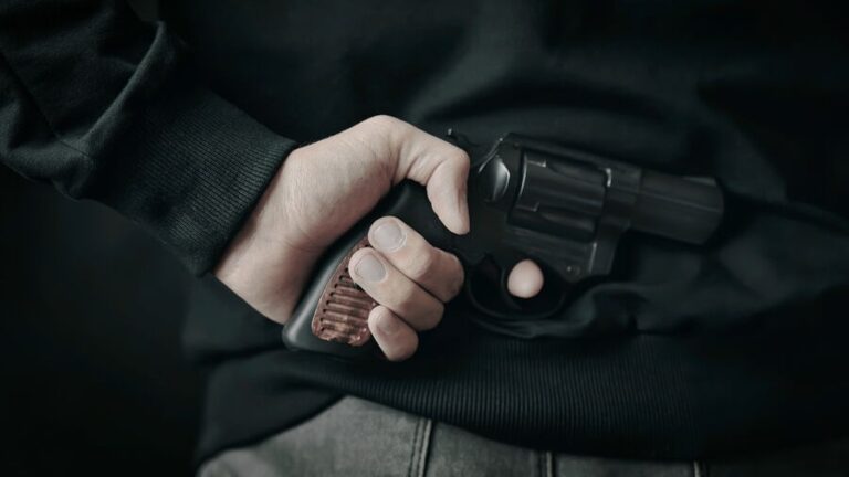 Тоғызыншы сынып оқушысы мұғалімін атып тастады