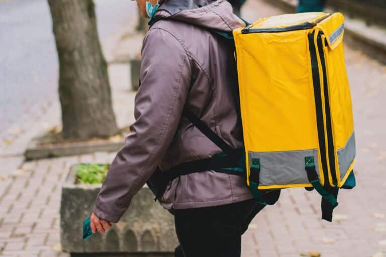 В Алматы усилят требования к агрегаторам доставки после резонансных инцидентов