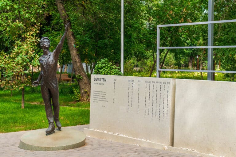 Алматылықтар Денис Теннің ескерткішіне гүл шоқтарын қойып жатыр