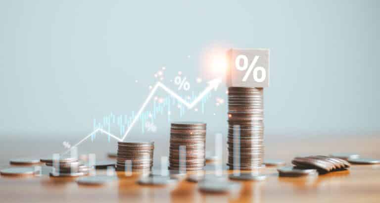 Почему банки богатеют на фоне падения доходов казахстанцев, рассказал экономист