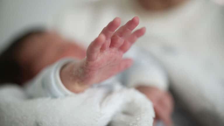 Шымкентте дәрігер қоспаға қақалып, жүрегі тоқтап қалған нәрестені аман алып қалды