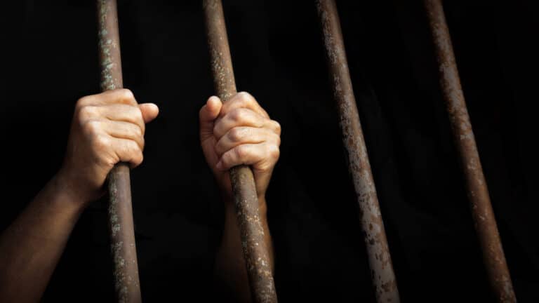 Үйін жинауға барған әйелді өлтіріп, денесін қоқысқа тастаған оқушының жазасы ауырлады